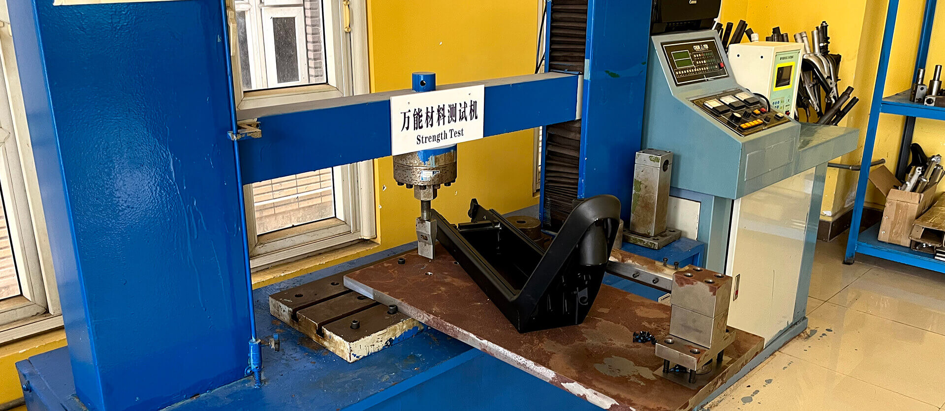 Universal material strength testing machine